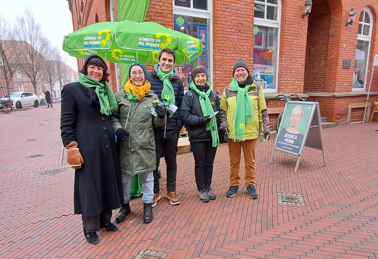 Bundestagswahl 2025 - Grüner Wahlstand in der Fußgängerzone Neustadt am Rübenberge