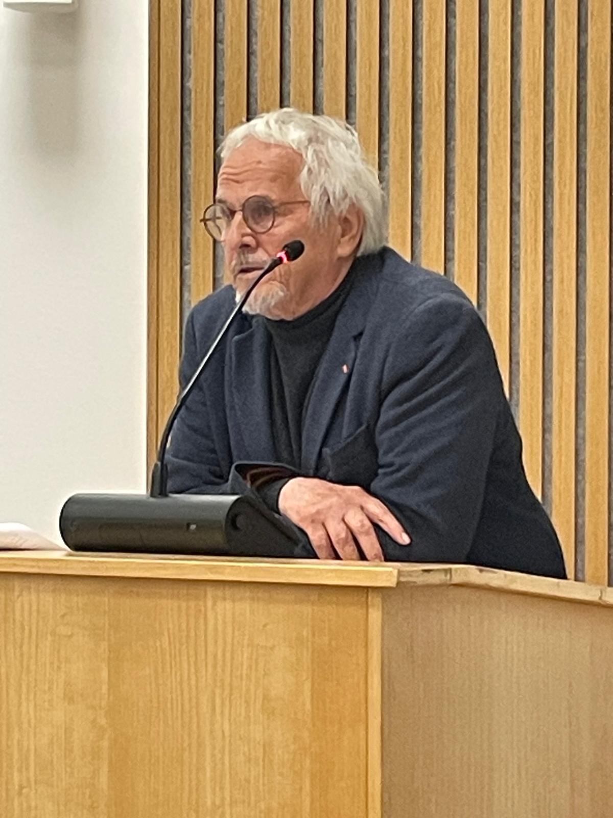 Manfred Lindenmann bei der Haushaltdebatte im Stadtrat Grüne Ratsfraktion: Neue Schulen und mehr Klimaschutz // Allein Kürzungen stoppen die Abwärtsspirale im Haushalt nicht.